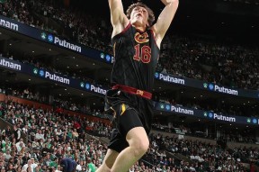 爱游戏体验关于橄榄球赛场再起风云：天山青龙队爆冷天山火狐队，新援首秀制胜回归即成焦点的信息