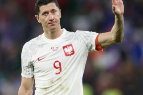 爱游戏体验莱万多夫斯基在日本队比赛中重返赛场，爆冷引发热议！观众掌声雷动的简单介绍